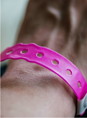 Rosa armbånd for inngang til Skjærgårdslekene