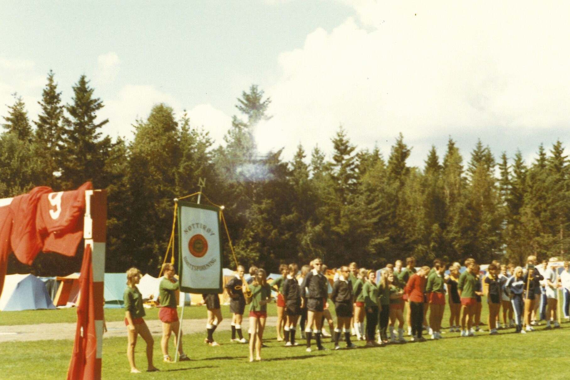 Historisk bilde fra Skjærgårdslekene med deltakere og flagg