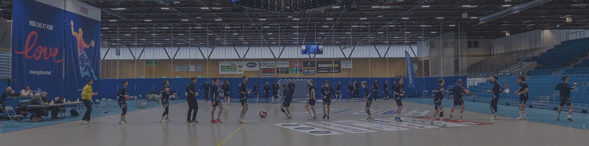 Håndballspillere trener i hall